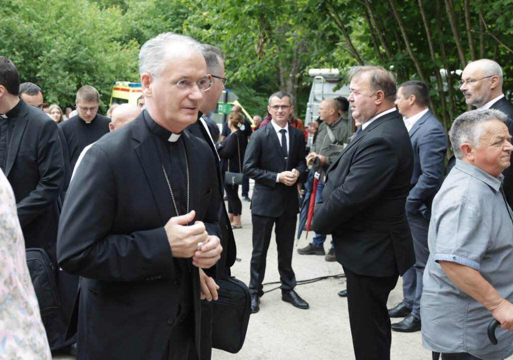 Mons. Dražen Kutleša predvodi misu zadušnicu u Sošicama