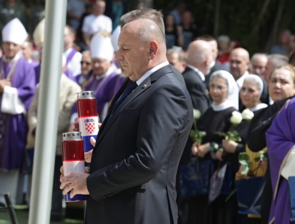 Ministar Medved: Naša je dužnost osuditi zločine i pokopati svaku žrtvu Ministar Medved: Naša je dužnost osuditi zločine i pokopati svaku žrtvu