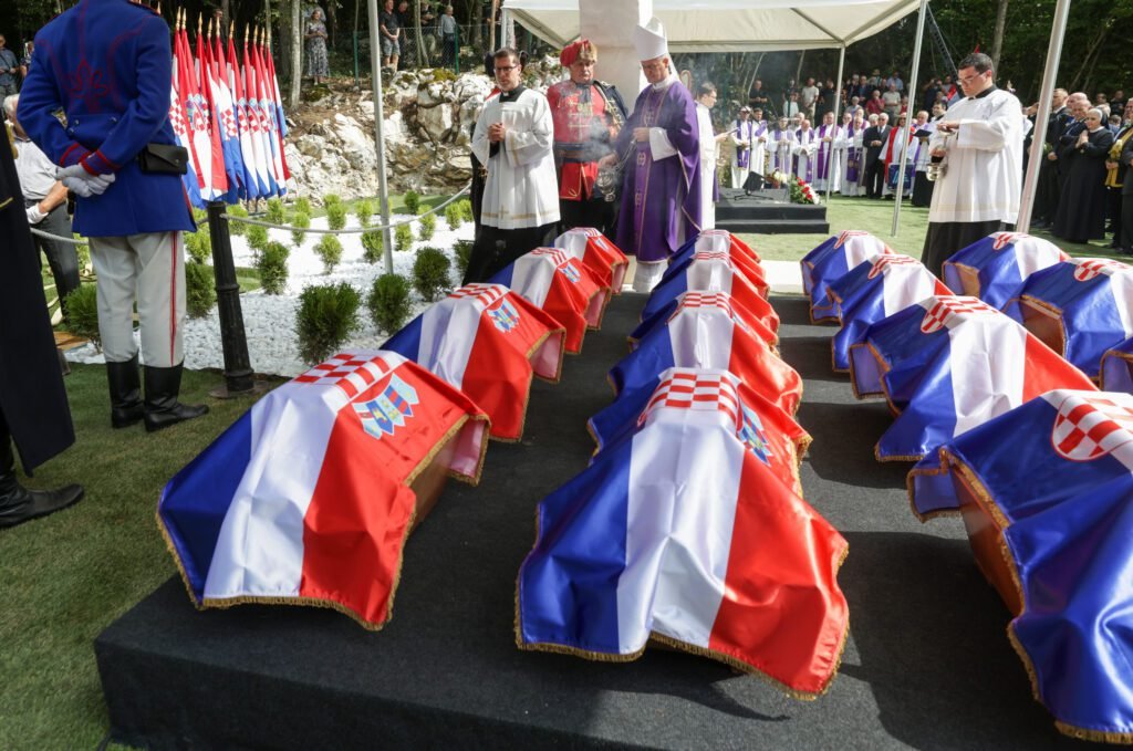Polaganje lijesova i zastava RH žrtvama Jazovke